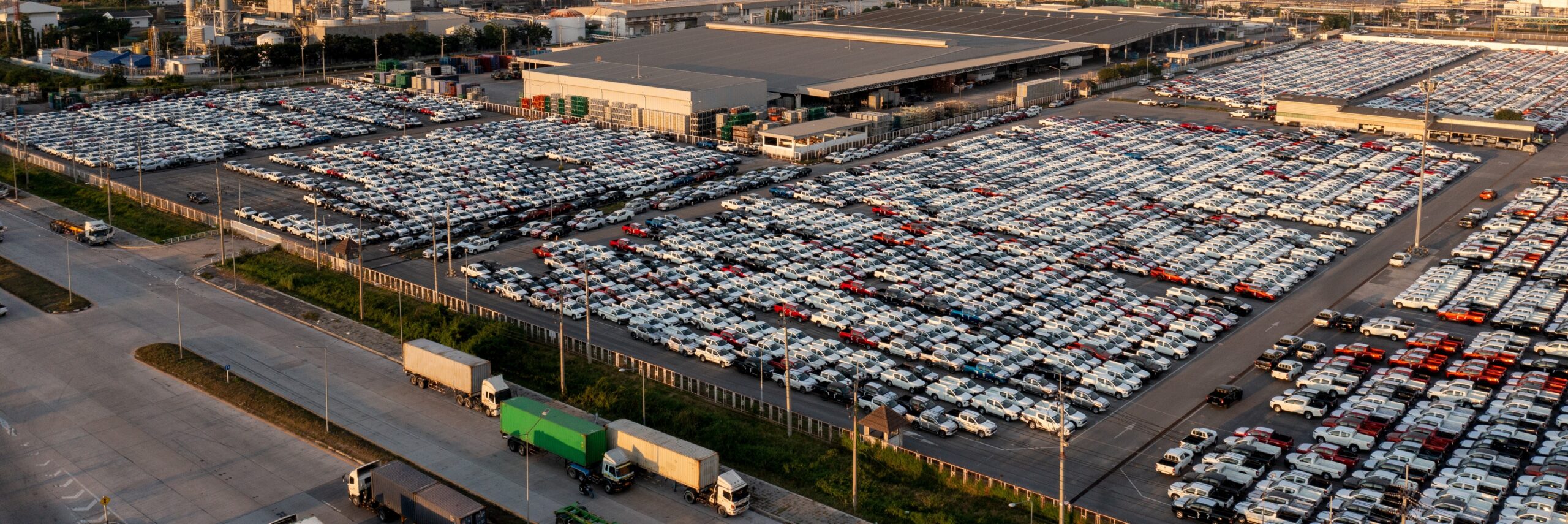 Lote de vehículos nuevos visto desde el aire, escala del parque vehicular que Vehicle Data Advisory mapea en México