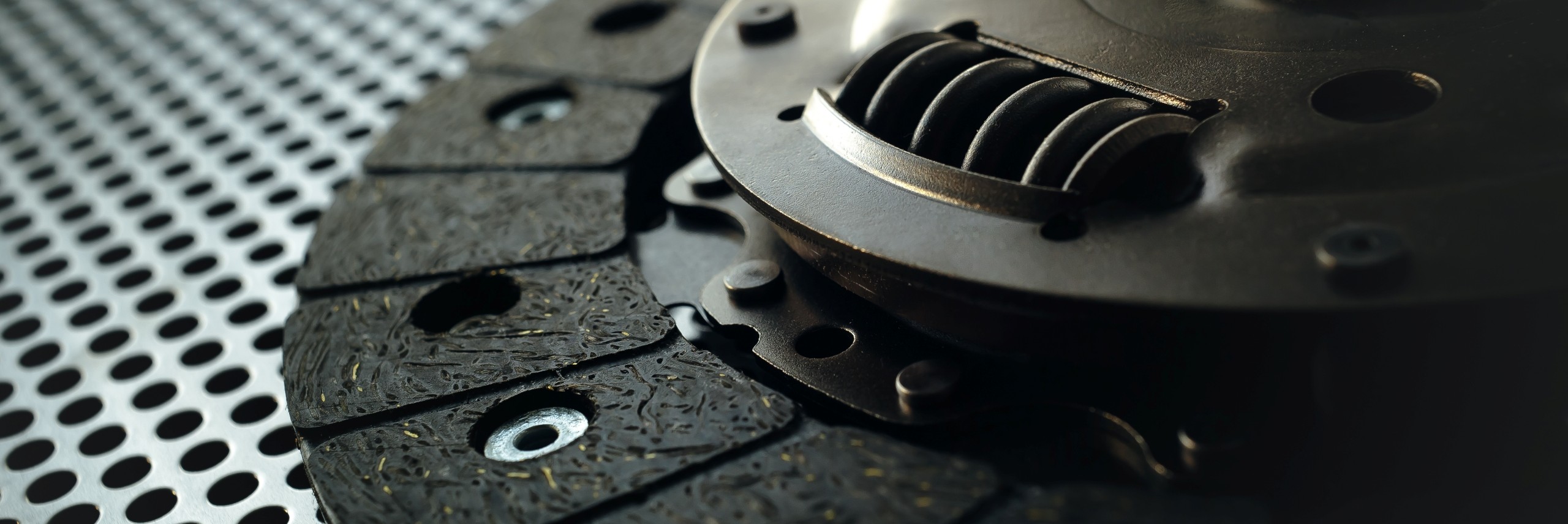 VDA Solicita tu Diagnóstico de Datos Automotrices Disco de embrague automotriz sobre lámina perforada, tratamiento de marca en tono azul