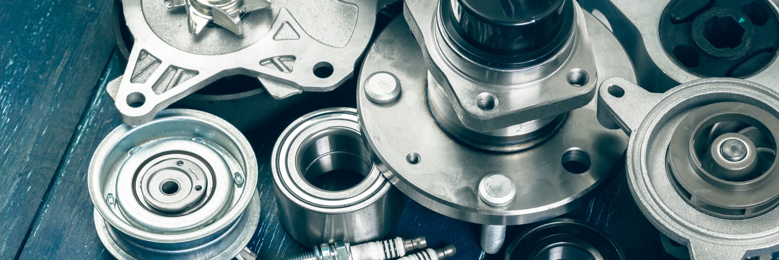 Refacciones automotrices de distintos tipos organizadas por catalogación de consultoria aftermarket automotriz, tratamiento de marca en tono azul