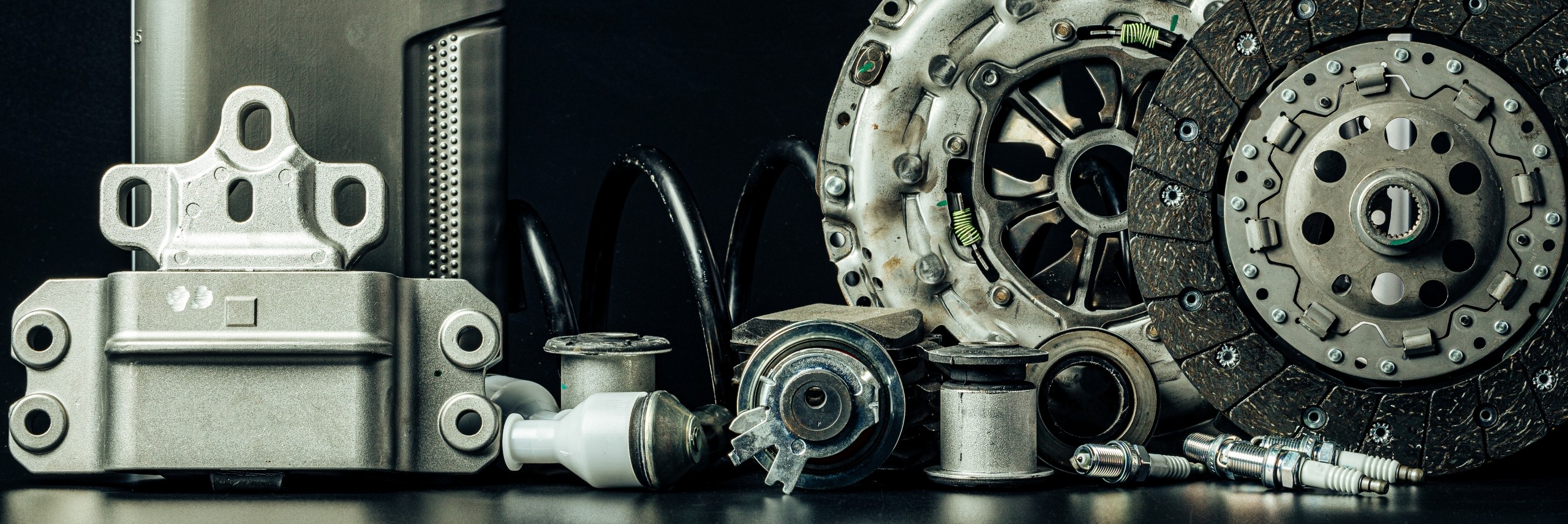 Surtido de refacciones automotrices: kit de embrague, bujías, soportes de motor, bujes y filtro que Vehicle Data Advisory México optimiza en catálogos