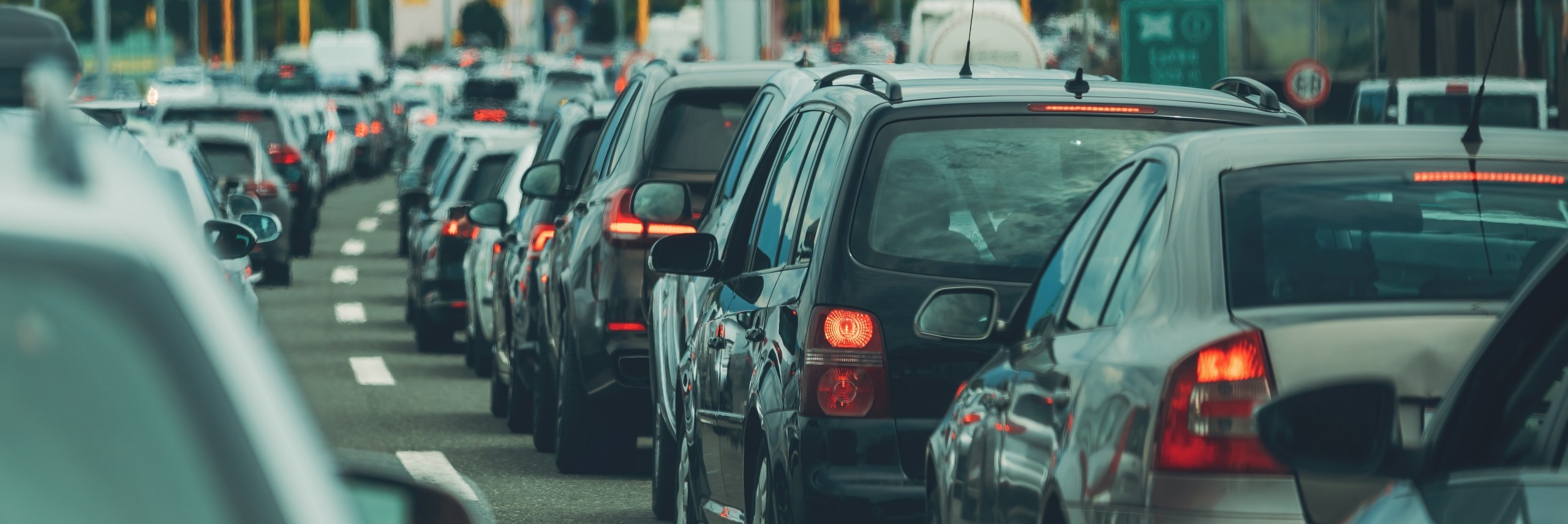 Vehículos de distintos modelos y antigüedades circulando en carretera, parque vehicular VIO real de México