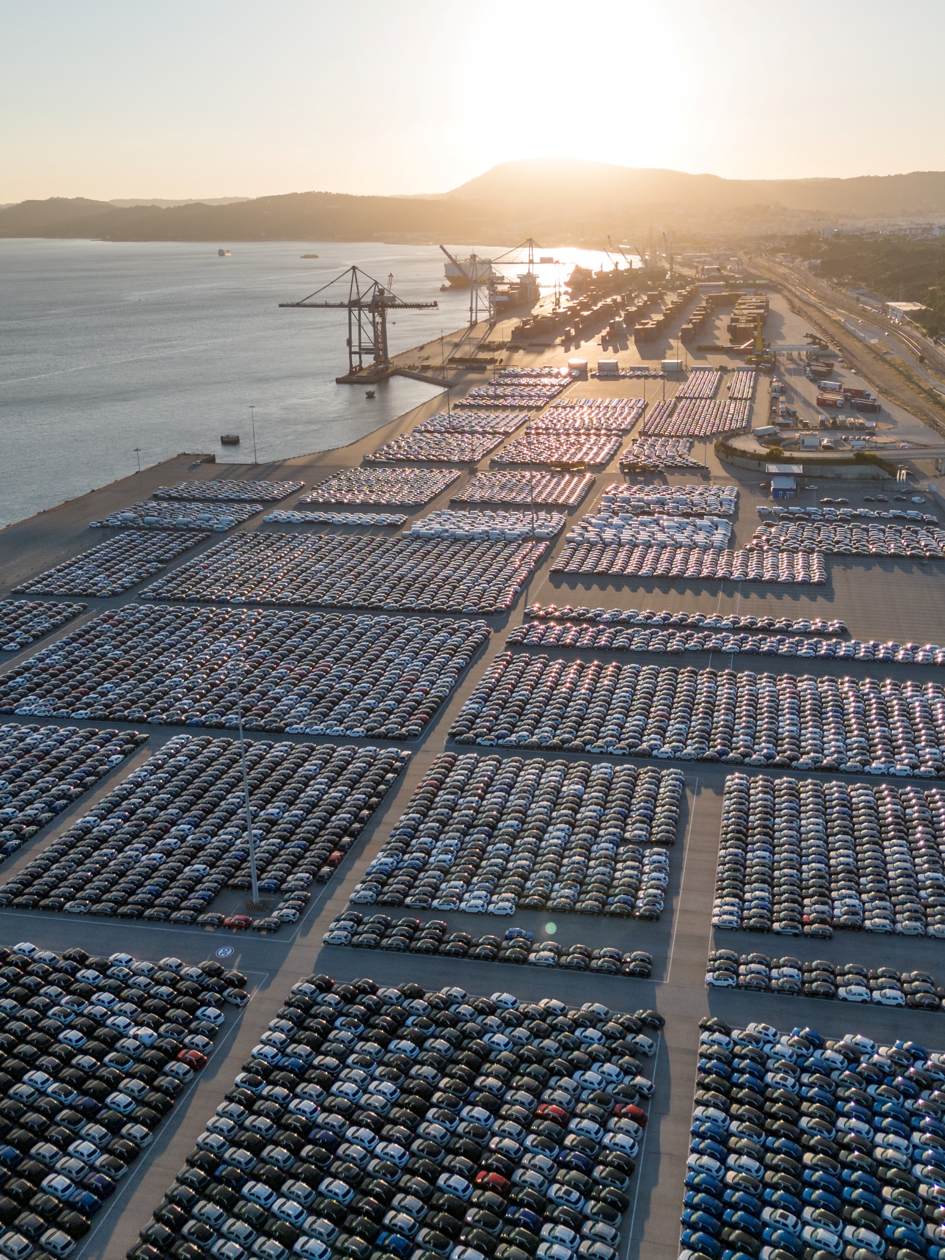 Vista aérea de vehículos en zona portuaria, escala del parque vehicular mapeado en México